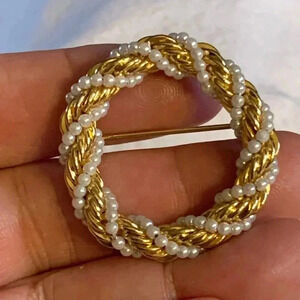 Vintage brooch gold tone & faux pearls circle/ wreath pin